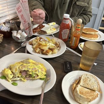 Gina's Place - Western omelette, potatoes, and blueberry pancakes. - Diners Near Me - Cleveland, Ohio