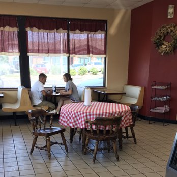 Big T Deli - two people sitting at a table - American Near Me - Winfield, Missouri
