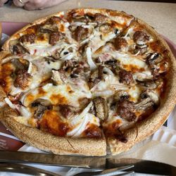 Sunapee Pizza Chef - Gluten free pizza with sausage, mushroom and onion.