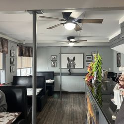 Mr. Baldy's Family Restaurant - Decor