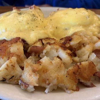 Brentwood Cafe - Eggs Benedict and country potatoes it's not it - Breakfast & Brunch Near Me - Brentwood, California