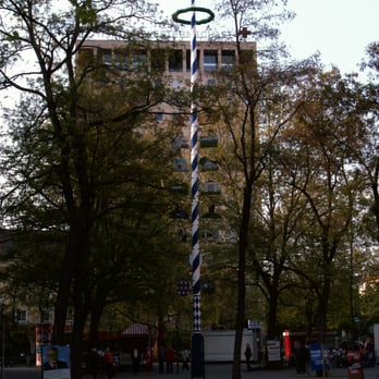 Rotkreuzplatz - Der prachtvolle Maibaum, aufgestellt am 1. Mai 2009 - Public Plazas Near Me - Munich, BY Rotkreuzplatz - Der prachtvolle Maibaum, aufgestellt am 1. Mai 2009 - Public Plazas Near Me - Munich, BY