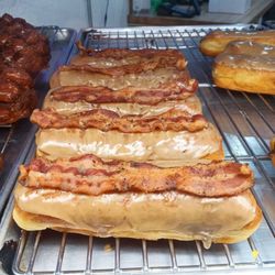 Magic Donuts & Coffee - Delicious maple bar with bacon and it was huge!