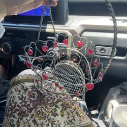 T & B Hidden Treasures - Basket and table runner