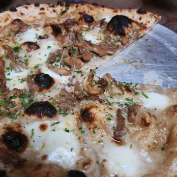 Grá - Mushroom pizza - Pizza Near Me - Los Angeles, California Grá - Mushroom pizza - Pizza Near Me - Los Angeles, California