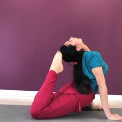 Happiness Yoga - Khushi performing Purna bhujanaga asana