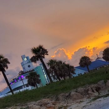 Streamline Hotel - Hotel at sunset from the beach - American Near Me - Daytona Beach, Florida