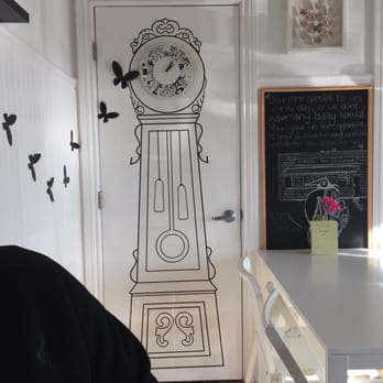 Ginger Thai cuisine - a clock on the wall - Thai Near Me - Cedar Falls, Iowa