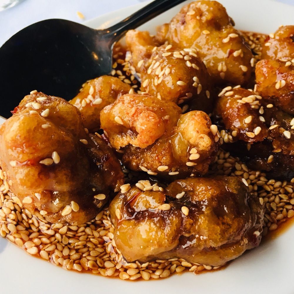 La Perle - a plate of food with sesame seeds - Chinese Near Me - Dollard-des-Ormeaux, Quebec