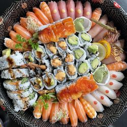 MiKi Sushi - Medium party tray