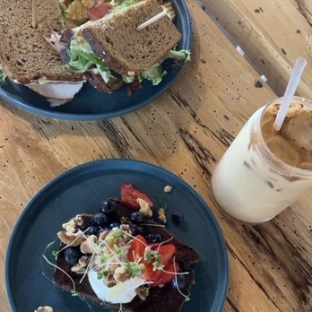 Drift Coffee & Kitchen  - Gluten Free Banana Bread and Turkey Apple Cheddar Sandwich with Chips and peach latte - Coffee & Tea Near Me - Wilmington, North Carolina