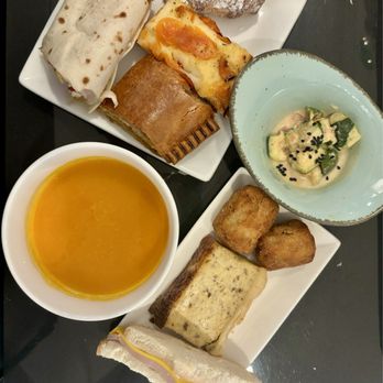Salón VIP - Joan Miró - Food items. - Airport Lounges Near Me - Viladecans, B
