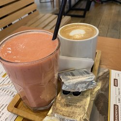 Havanna Café - Jugo y cappuccino con alfajores