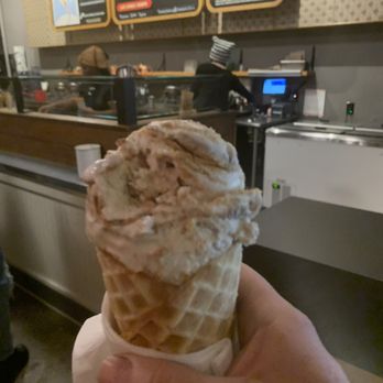 Salt & Straw - Peanut brittle Sea Salt - Ice Cream & Frozen Yogurt Near Me - Portland, Oregon