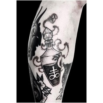 Hell To Pay Tattoo Studio - by @lauraknoxart. To book for her please email: info@helltopaytattoos.com - Tattoo Near Me - London, XGL