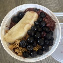 Berry Blendz - Original Açaà Bowl with banana, blueberries and granola