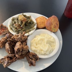 Liz's Kitchen - Chicken Livers, with mashed potatoes, green beans and jalapeno cornbread.
