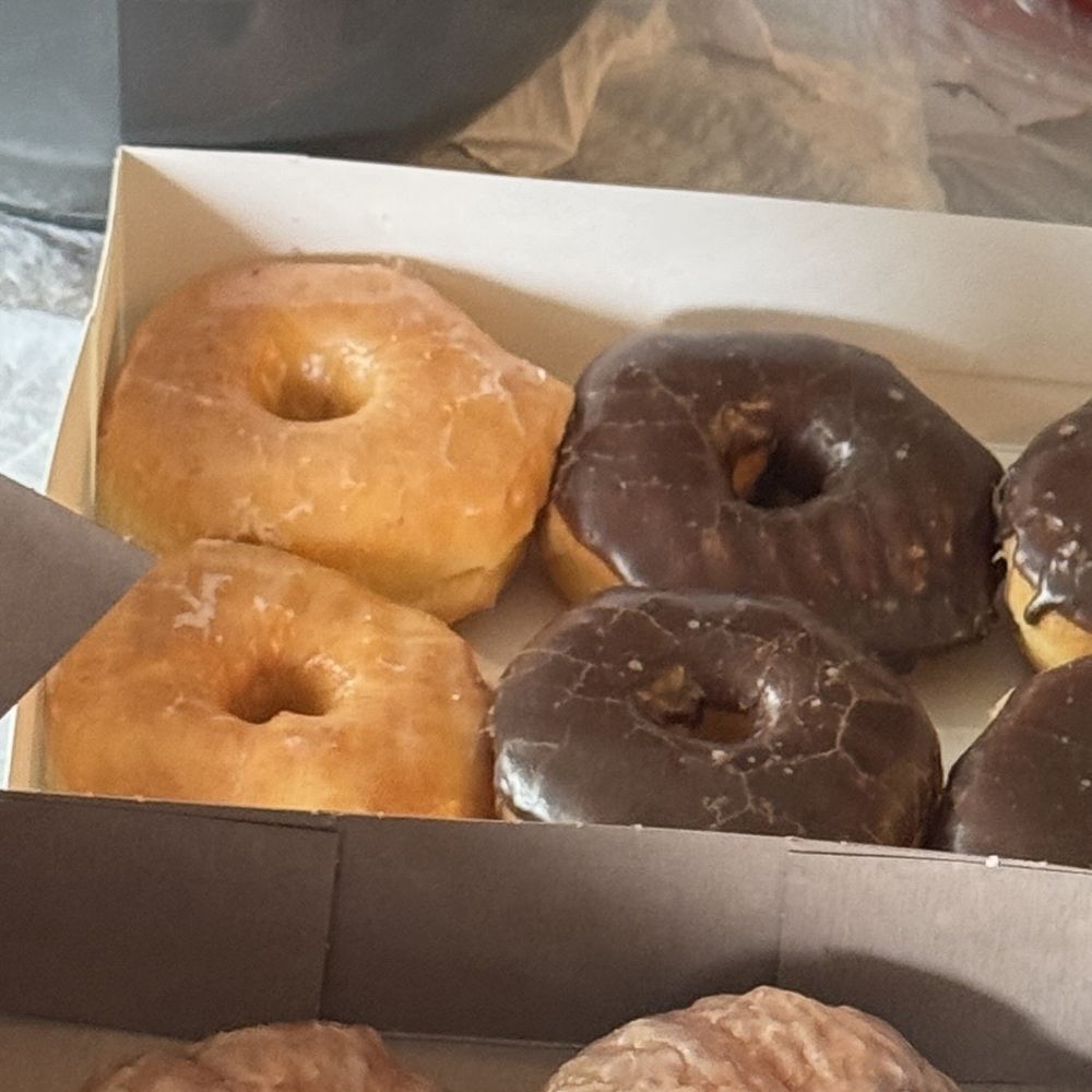 Ginghis Donuts & Deli Logo