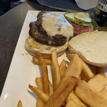 City Streets Restaurant - Mac & Cheese Stuffed Burger - Sports Bars Near Me - Waltham, Massachusetts
