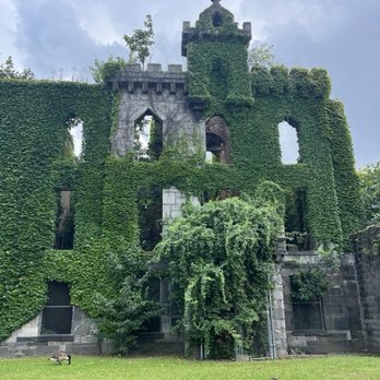 Roosevelt Island - Ye olde smallpox hospital - Parks Near Me Roosevelt Island - Ye olde smallpox hospital - Parks Near Me