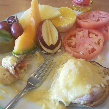 Cora's Breakfast & Lunch - Eggs benny with peameal bacon - Breakfast & Brunch Near Me - Brampton, Ontario