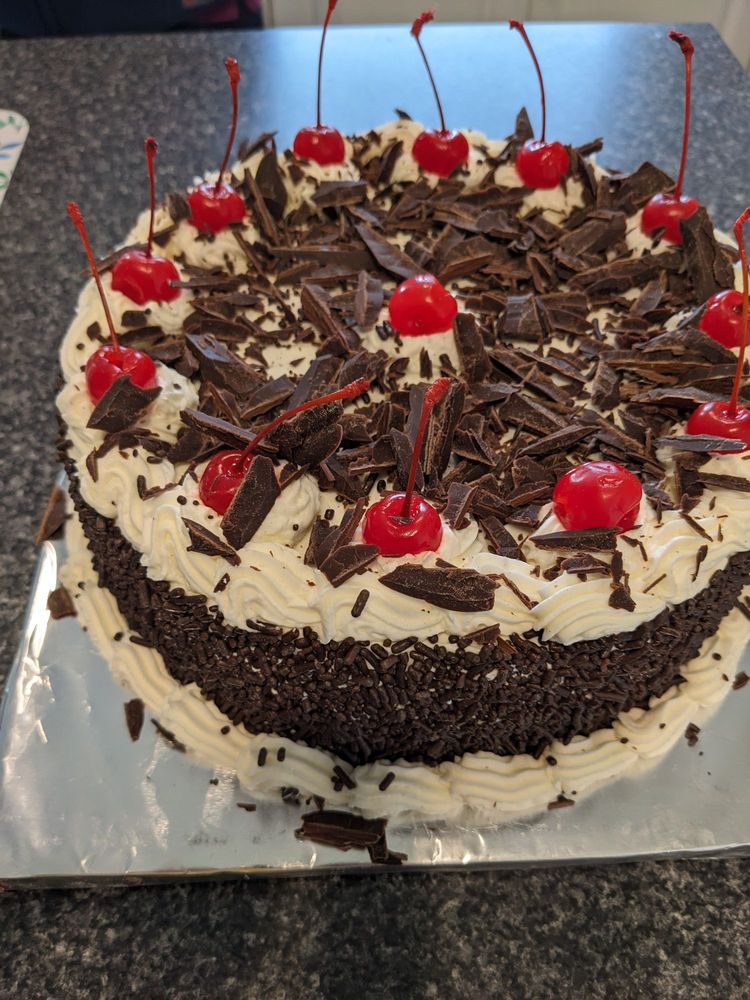 Lionel's Specialty Cakes Logo