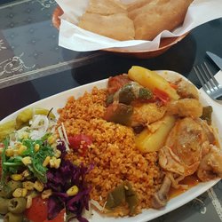 Beyzade Restaurant - Kippeboutjes met gezonde salade, bulgur en Turks brood.