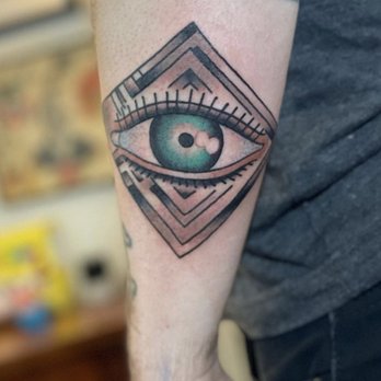 The Queen's Head Tattoo - Tattoo Near Me - Los Angeles, California