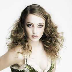 Salon Bravissimo - Voluminous curly hair styling with defined curls, soft texture, and natural movement.