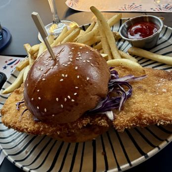 Blu Violet Rooftop Bar - chicken sandwich - Tapas/Small Plates Near Me - Providence, Rhode Island Blu Violet Rooftop Bar - chicken sandwich - Tapas/Small Plates Near Me - Providence, Rhode Island