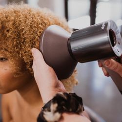 Sisu Hairdressing - Anna diffusing curly hair. Did you know half of our guests have curly hair?