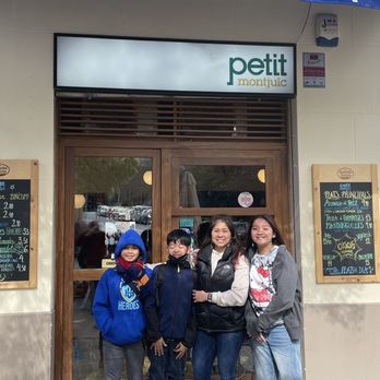 Petit Montjuic - Charming local cafe with the most welcoming people. - Spanish Near Me - Barcelona, B Petit Montjuic - Charming local cafe with the most welcoming people. - Spanish Near Me - Barcelona, B