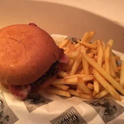 En "dagens": burgare+pommes (alt. liten side salad), samt en kopp kaffe (98 SEK)