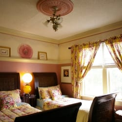 Clair's Bed & Breakfast Ladner Village - Peridot Room in twin configuration - can easily be a king with prior notice!