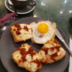 Maison Paulette - Molletes with egg added