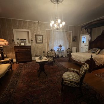Rockcliffe Mansion - Bed & Breakfast Near Me - Hannibal, Missouri