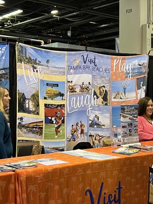 Donald E. Stephens Convention Center by null