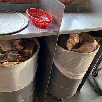 Chipotle Mexican Grill - Over flowing trash even though I was the only customer - Mexican Near Me - Slidell, Louisiana