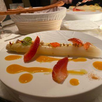 Le Jardinier - FRENCH WHITE ASPARAGUS, ORANGE, PUFFED BUCKWHEAT, MARINATED STRAWBERRIES - French Near Me - Houston, Texas