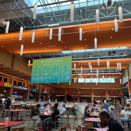 Nice food court. Lots of options.