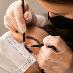 Tenderoni Lashes - Olga applying eyelash extensions
