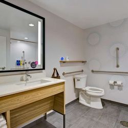Tru by Hilton Northlake Fort Worth - Guest room bath