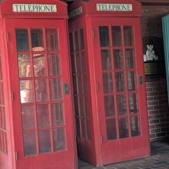 Gulliver's Restaurant - English phone booths - American Near Me - Irvine, California