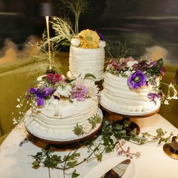 Black Lockett - The so, so lovely wedding cake flowers :)