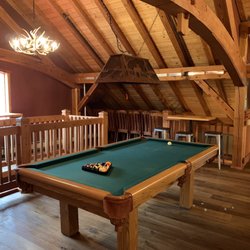 Heather Mountain Lodge - Pool table in the loft bar