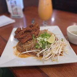 Daw Kun Thai - Chicken and noodles