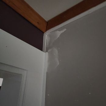Ideal Windows & Doors - This is what they did. Instead of drywall mudding the corners and taking the trim off they just put cheap molding all around - Windows Installation Near Me - Big Bend, Wisconsin