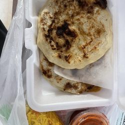 Restaurant and Bakery Salvadorena - Pupusas revueltas.