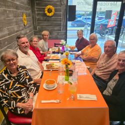 La Tablita - Friends at the dinner table.