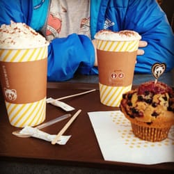 Columbus Cafe - Muffin myrtilles, coeur de muffin framboise, avec un chocolat chaud aromatisé avec un sirop noisette et saupoudré de cacao.